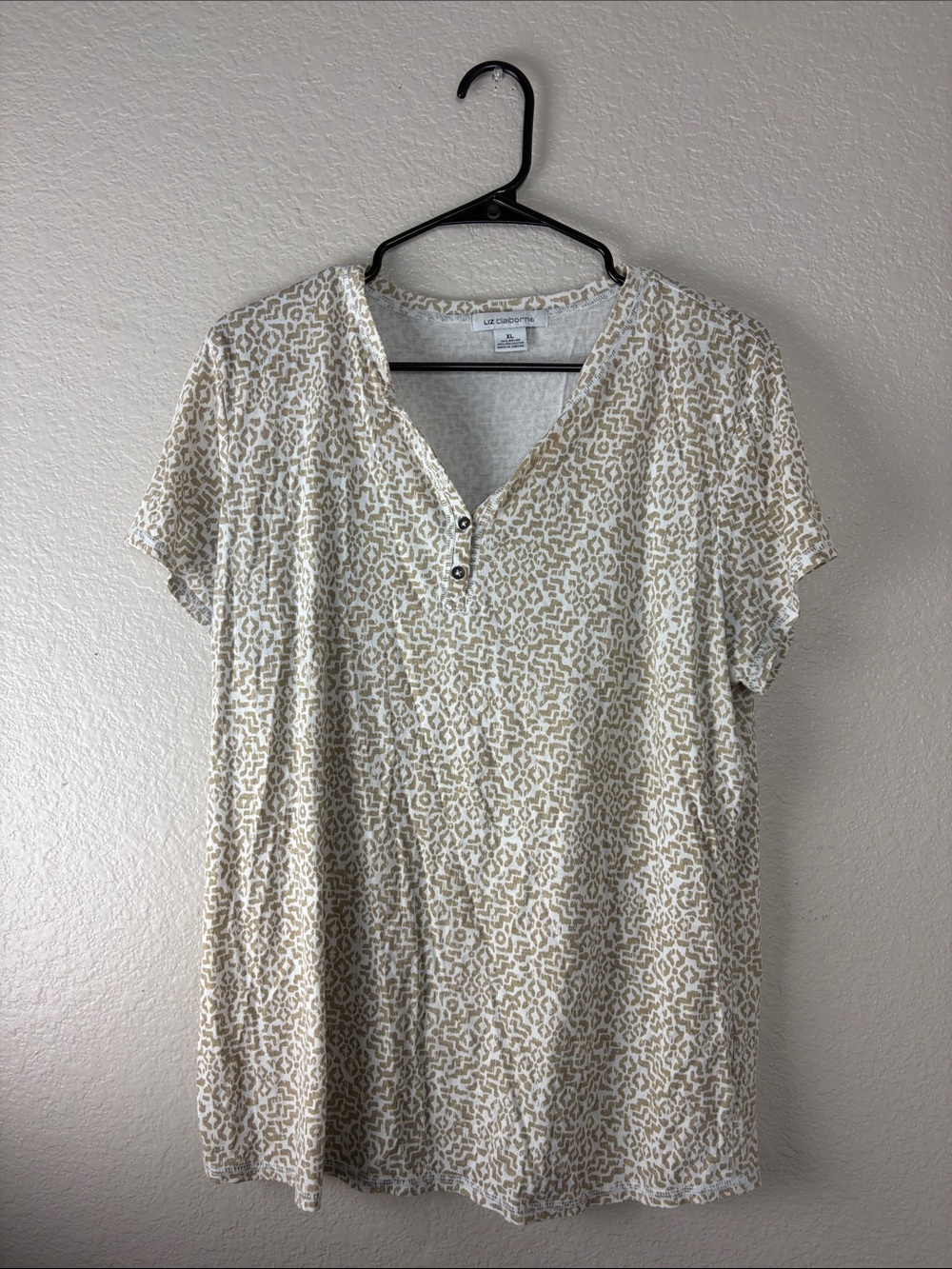 Liz Claiborne Neutral Leopard Print blouse in Cream and Tan (XL)